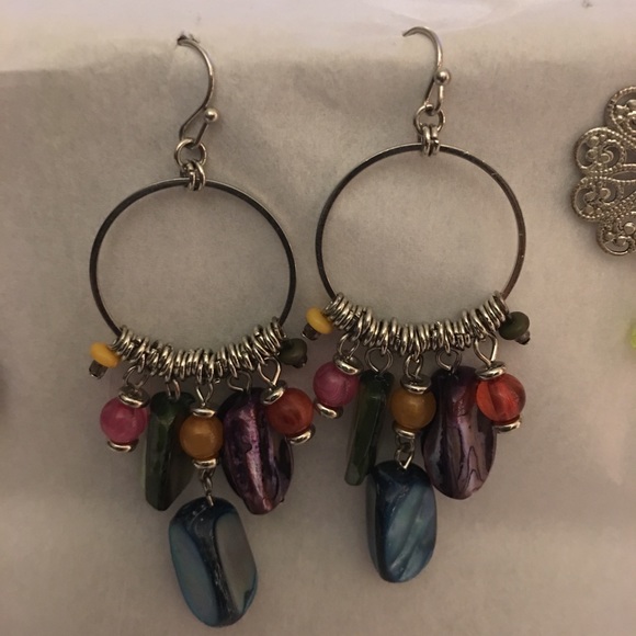 5 Beautiful pairs of dangle earrings. - Picture 5 of 6